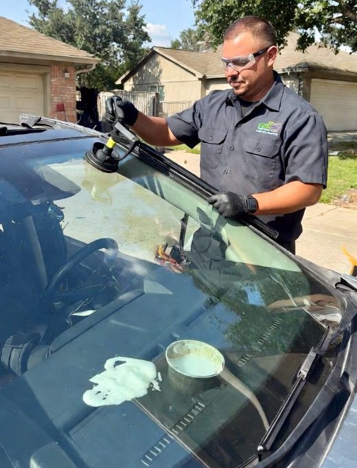 mobile autoglass technician